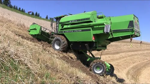 Drescher festgefahren, Weizenernte extrem.