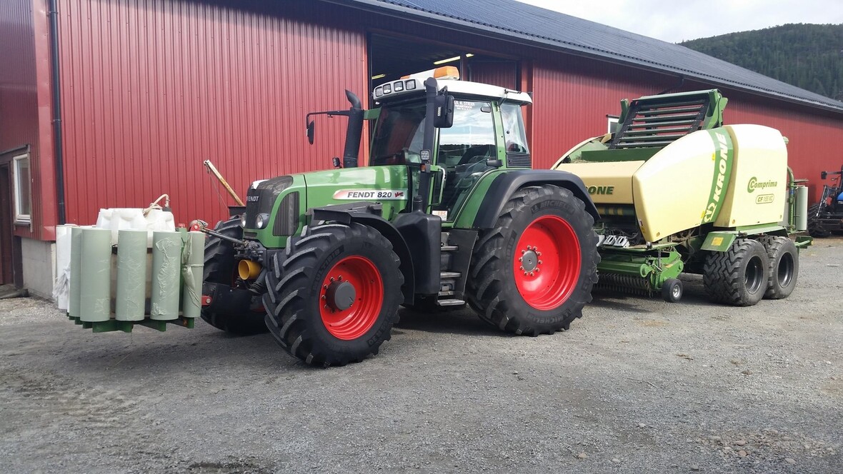 Fendt 820 and Krone Comrpima in Norway