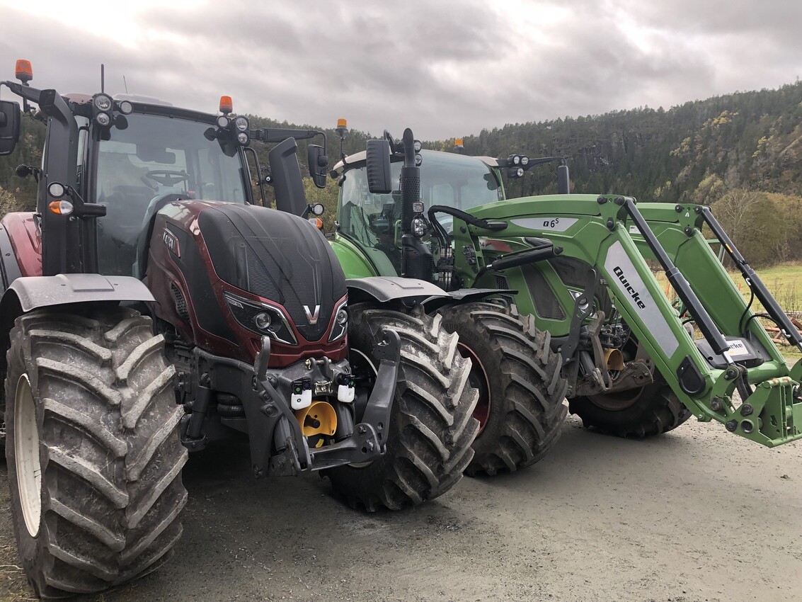 My Fendt 724 Vario S4 and neighbours Valtra T234 Direct