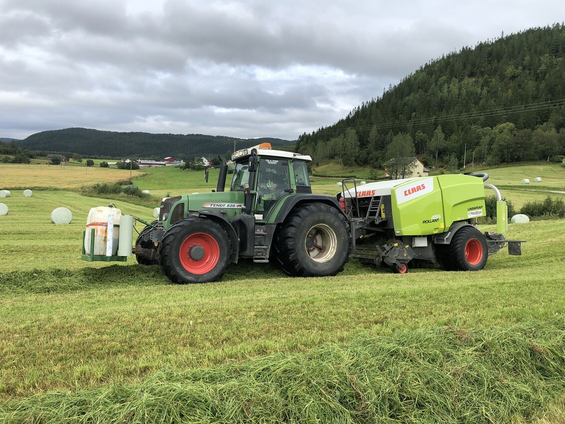 Fendt 820 Vario TMS and Claas Uniwrap making bales in Norway!