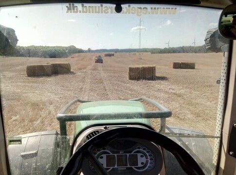 Collecting bales, Fendt 922 (300hp)