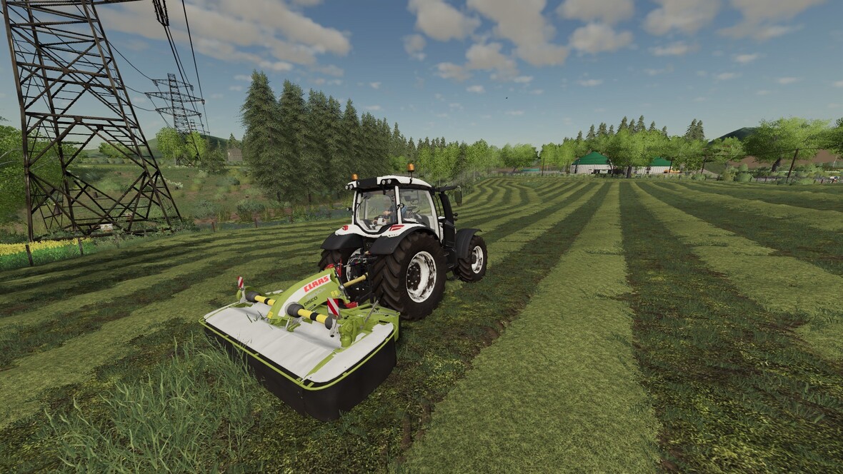 Valtra N beim Wiese mähen
