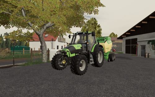 Der 150 Agrotron vor der Comprima. 