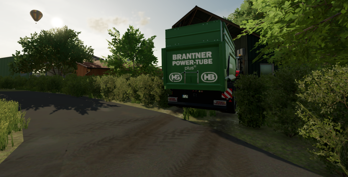 Trecker fährt in die selbst gebaute BGA in Bartelshagen