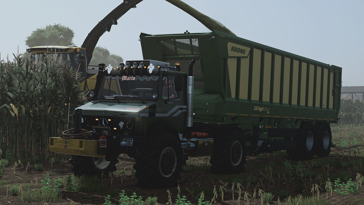 UNIMOG U2400 beim Häckseln