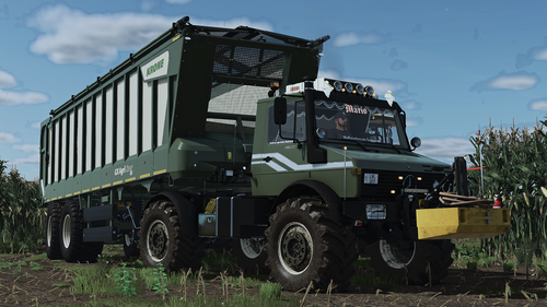 UNIMOG U2400 beim Häckseln